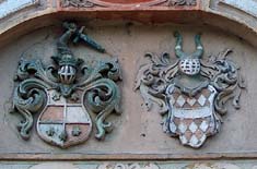 Herby nad wej�ciem g��wnym